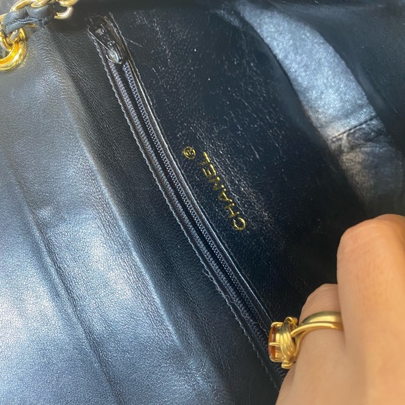 Chanel mini bag the flap in front is deformed that’s the main big flaw authentic - Picture 13 of 14
